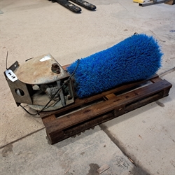1 Stk. gebrauchte wandmontierte Kuhbürste mit Motor, Nr. 18